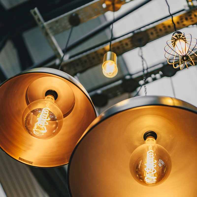 plafonnier noir mat avec ç lintérieur une couleur dorée avec une ampoule vintage à filament