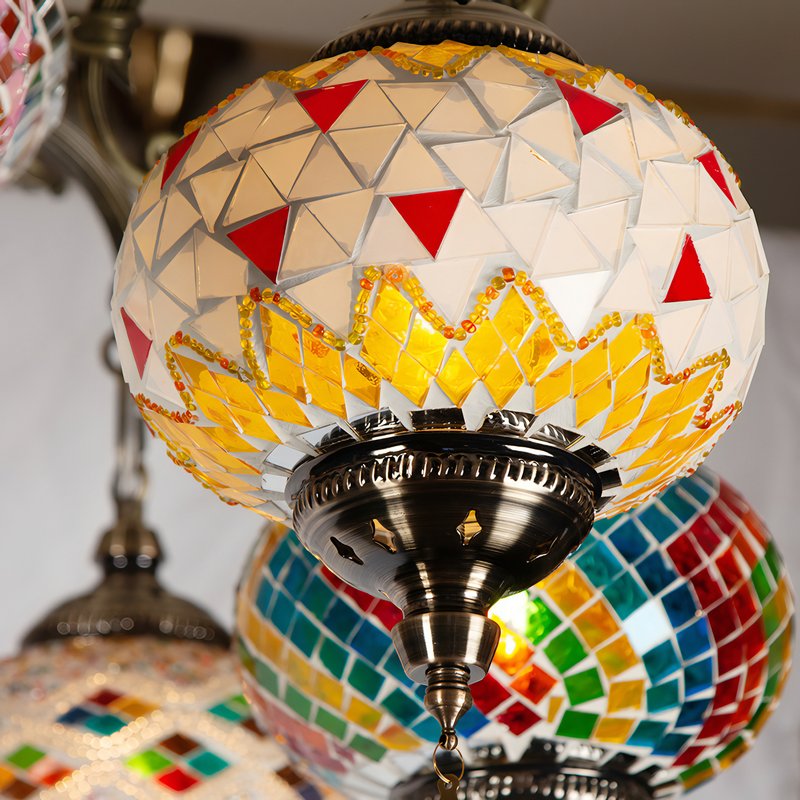 Plafonnier marocain traditionnel en métal et mosaïque