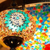 Plafonnier marocain traditionnel en métal et mosaïque