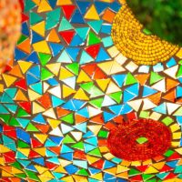 Plafonnier marocain traditionnel en métal et mosaïque
