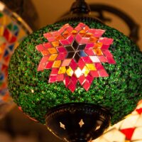 Plafonnier marocain traditionnel en métal et mosaïque