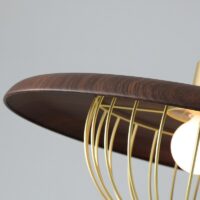 Suspension plafonnier moderne en métal aspect bois et dorée LOUSSIA