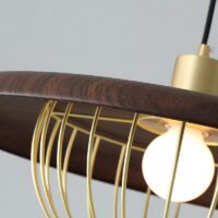 Suspension plafonnier moderne en métal aspect bois et dorée LOUSSIA