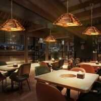Plafonnier en bois ancien pour restaurant montage géométrique ODEMOUS