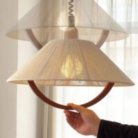 Plafonnier en tissu fils de lin tressé et bois rétractable et réglable NATURALI