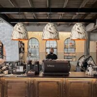 Plafonnier industriel en métal effet vieilli pour restaurant DAITECK