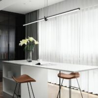 Plafonnier néon aspect LED long et suspendu minimaliste DIRECTIS
