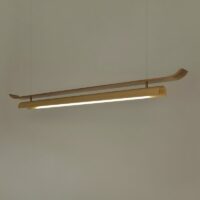 Plafonnier nordique en bois suspendu design abstrait MANUCO