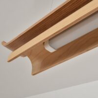Plafonnier nordique en bois suspendu design abstrait MANUCO