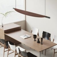 Plafonnier pour restaurant design long noir et effet bois SURFIA