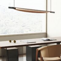 Plafonnier pour restaurant design long noir et effet bois SURFIA