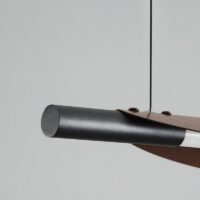 Plafonnier pour restaurant design long noir et effet bois SURFIA